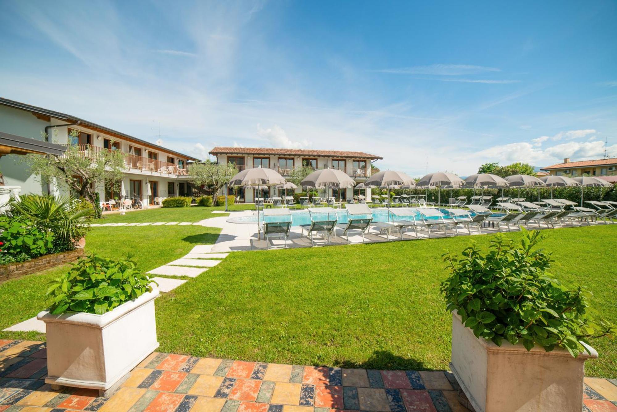 Residence Molino - Holiday Apartments Манерба-дель-Гарда Экстерьер фото